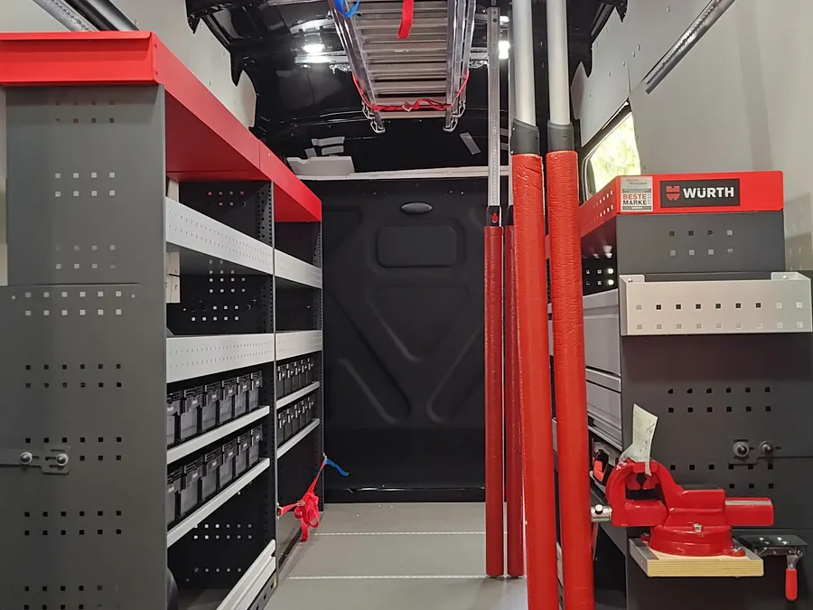 Würth Fahrzeugregalsystem mit Leiterhalterung und Werkbank im Kastenwagen